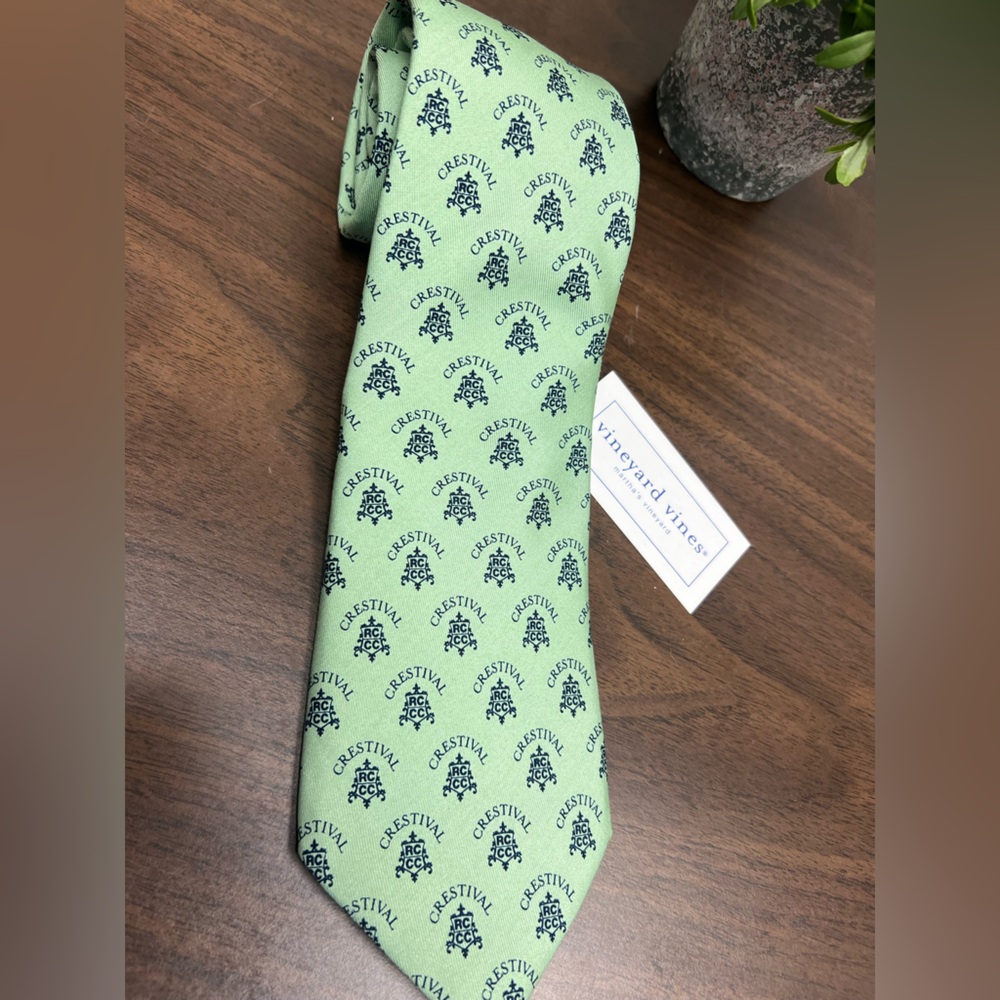NWT Vineyard Vines 58-60 by 3 3/8in Green "Crestival" Silk tie.  BRAND NEW